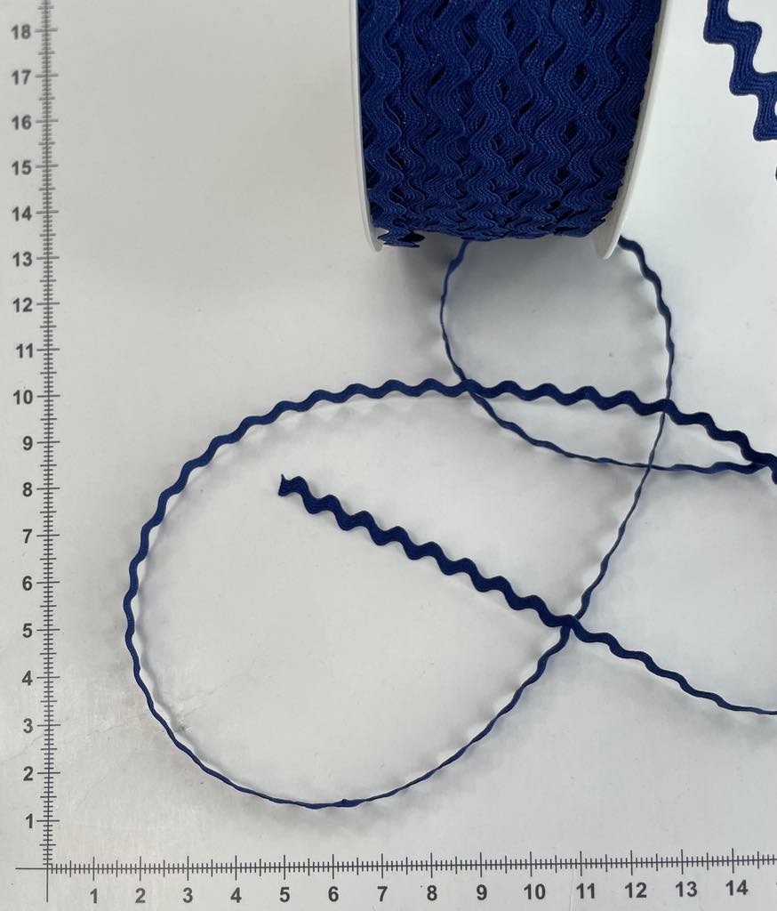 Dekoratyvinė ZIG ZAG juostelė, 3 mm mėlyna Dekoratyvinė ZIG ZAG juostelė, 3 mm mėlyna — siuvimo juostelė | Trys Pelėdos