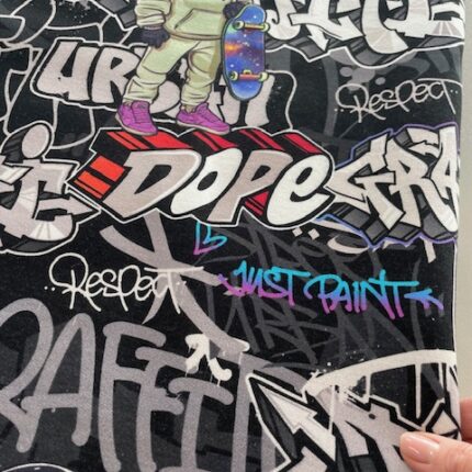 Pašiltintas, storas trikotažas su skaitmenine spauda Grafiti