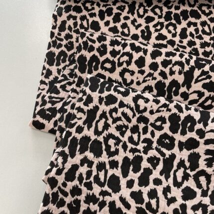 Medvilninis double gauze muslinas Leopardas šviesi pelenų rožė