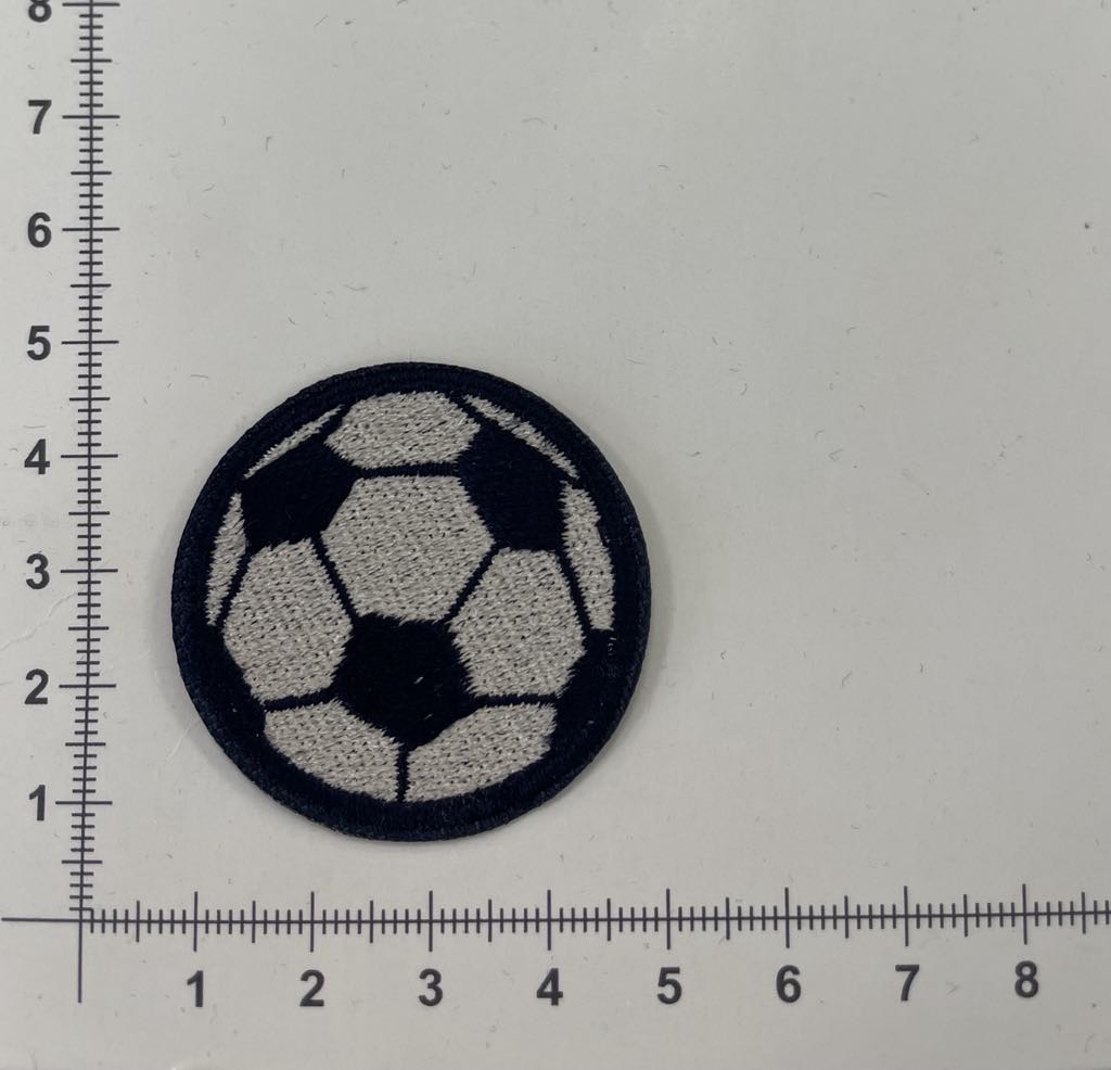 Prisiuvama Termoaplikacija Futbolo kamuolys Pilkas Prisiuvama Termoaplikacija Futbolo kamuolys Pilkas — siuvimo aplikacijos | Trys Pelėdos
