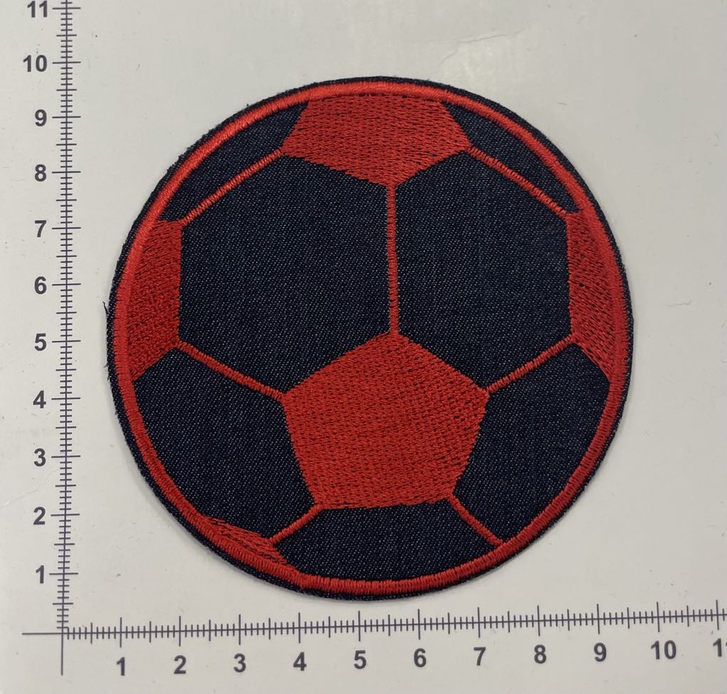 Prisiuvama Termoaplikacija Futbolo kamuolys Raudonas Prisiuvama Termoaplikacija Futbolo kamuolys Raudonas — siuvimo aplikacijos | Trys Pelėdos