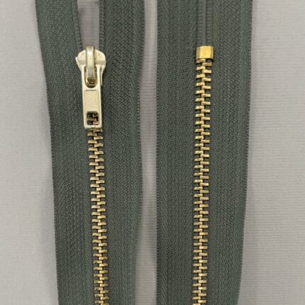 Metalinis užtrauktukas "Šviesus chaki", 16 cm — siuvimo užtrauktukai | Trys Pelėdos
