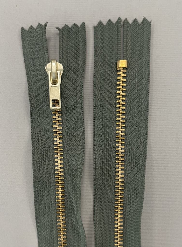 Metalinis užtrauktukas "Šviesus chaki", 16 cm Metalinis užtrauktukas "Šviesus chaki", 16 cm — siuvimo užtrauktukai | Trys Pelėdos