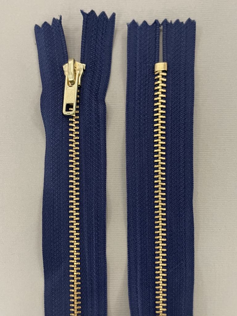 Metalinis užtrauktukas "Tamsiai mėlynas", 16 cm Metalinis užtrauktukas "Tamsiai mėlynas", 16 cm — siuvimo užtrauktukai | Trys Pelėdos