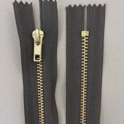 Metalinis užtrauktukas "Tamsus chaki", 16 cm — siuvimo užtrauktukai | Trys Pelėdos