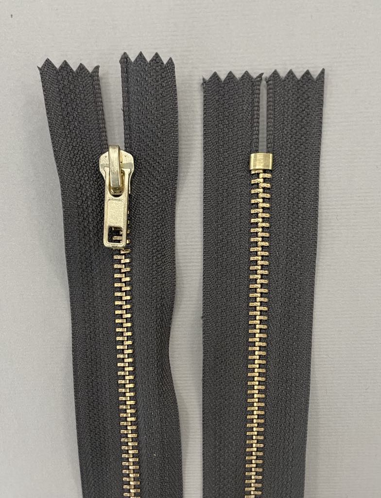 Metalinis užtrauktukas "Tamsus chaki", 16 cm Metalinis užtrauktukas "Tamsus chaki", 16 cm — siuvimo užtrauktukai | Trys Pelėdos