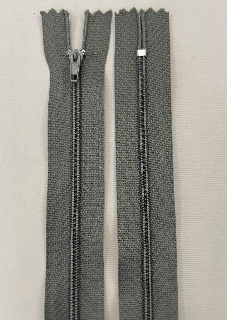 Spiralinis fiksuojamas užtrauktukas "Chaki", 14 cm Spiralinis fiksuojamas užtrauktukas "Chaki", 14 cm — siuvimo užtrauktukai | Trys Pelėdos