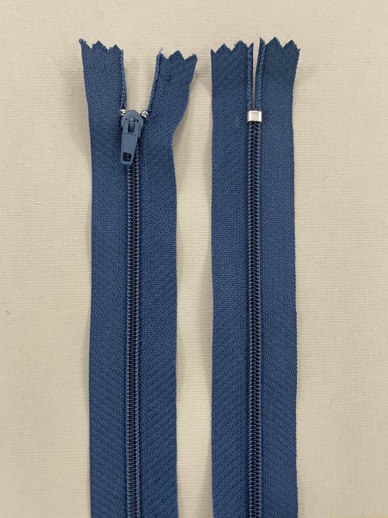 Spiralinis fiksuojamas užtrauktukas "Mėlynas", 14 cm Spiralinis fiksuojamas užtrauktukas "Mėlynas", 14 cm — siuvimo užtrauktukai | Trys Pelėdos