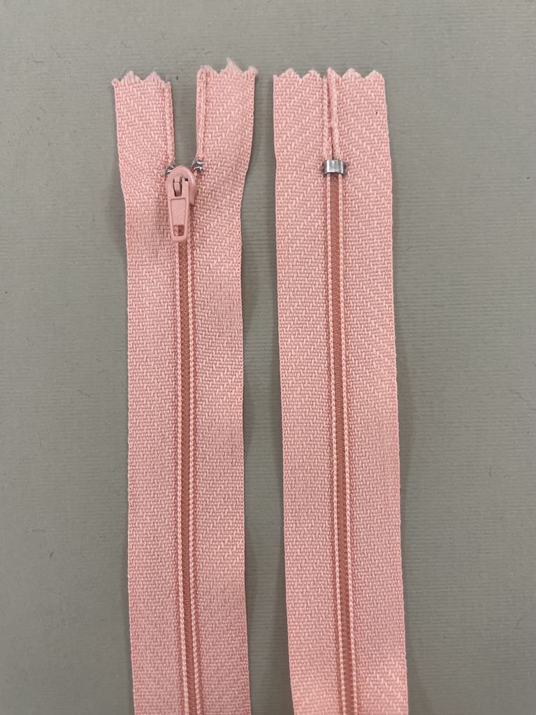 Spiralinis fiksuojamas užtrauktukas "Persikinis", 14 cm Spiralinis fiksuojamas užtrauktukas "Persikinis", 14 cm — siuvimo užtrauktukai | Trys Pelėdos