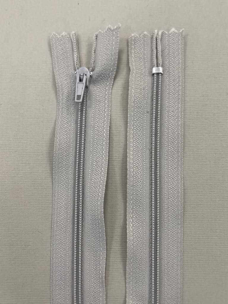 Spiralinis fiksuojamas užtrauktukas "Pilkas", 16 cm Spiralinis fiksuojamas užtrauktukas "Pilkas", 16 cm — siuvimo užtrauktukai | Trys Pelėdos