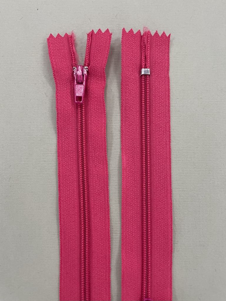 Spiralinis fiksuojamas užtrauktukas "Tamsiai rožinis", 14 cm Spiralinis fiksuojamas užtrauktukas "Tamsiai rožinis", 14 cm — siuvimo užtrauktukai | Trys Pelėdos