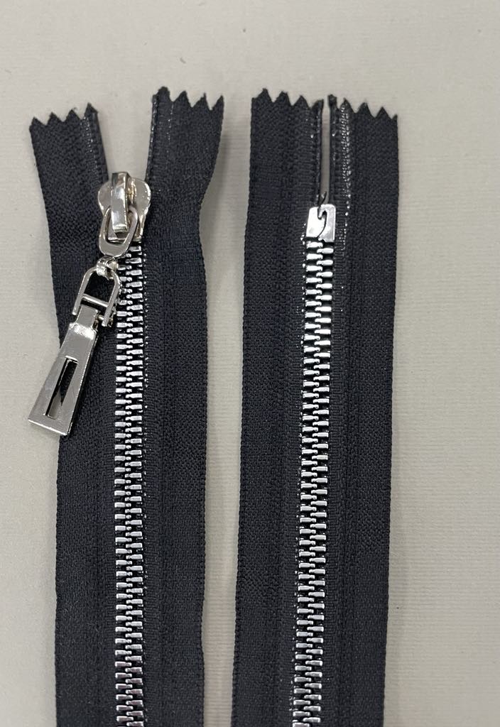 Spiralinis išsegamas užtrauktukas "Juodas/sidabrinis", 65 cm — siuvimo užtrauktukai | Trys Pelėdos