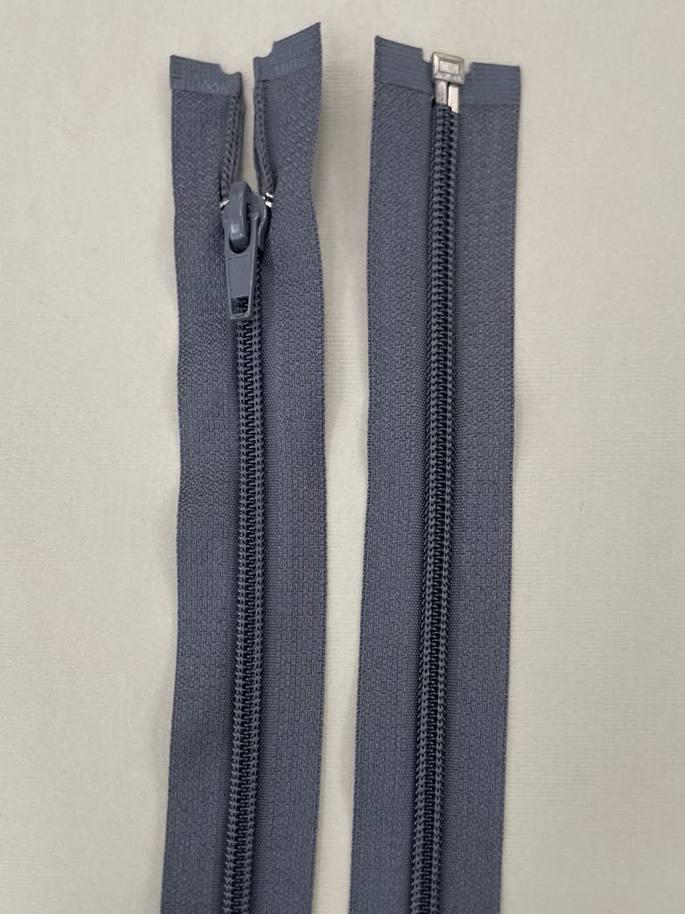 Spiralinis išsegamas užtrauktukas "Tamsiai pilkas", 35 cm Spiralinis išsegamas užtrauktukas "Tamsiai pilkas", 35 cm — siuvimo užtrauktukai | Trys Pelėdos