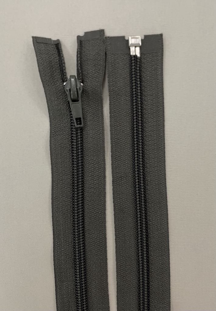 Spiralinis išsegamas užtrauktukas "Tamsus chaki", 60 cm Spiralinis išsegamas užtrauktukas "Tamsus chaki", 60 cm — siuvimo užtrauktukai | Trys Pelėdos