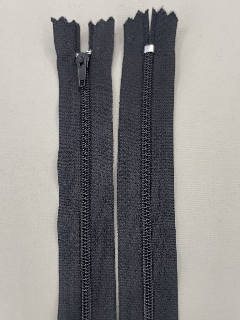 Spiralinis užtrauktukas "Juodas", 30cm Spiralinis užtrauktukas "Juodas", 30cm — siuvimo užtrauktukai | Trys Pelėdos