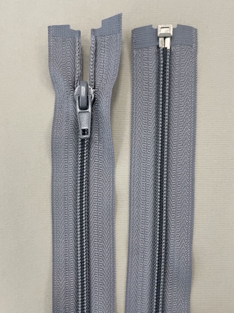 Spiralinis užtrauktukas "Šviesiai pilkas", 40 cm Spiralinis užtrauktukas "Šviesiai pilkas", 40 cm — siuvimo užtrauktukai | Trys Pelėdos