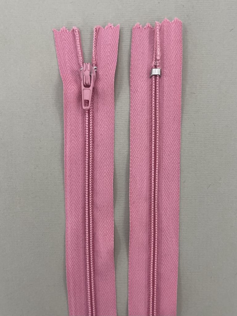 Spiralinis užtrauktukas "Šviesiai rožinis", 16 cm Spiralinis užtrauktukas "Šviesiai rožinis", 16 cm — siuvimo užtrauktukai | Trys Pelėdos
