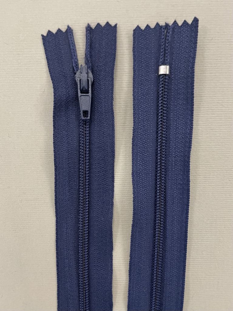 Spiralinis užtrauktukas "Tamsiai mėlynas", 14 cm Spiralinis užtrauktukas "Tamsiai mėlynas", 14 cm — siuvimo užtrauktukai | Trys Pelėdos