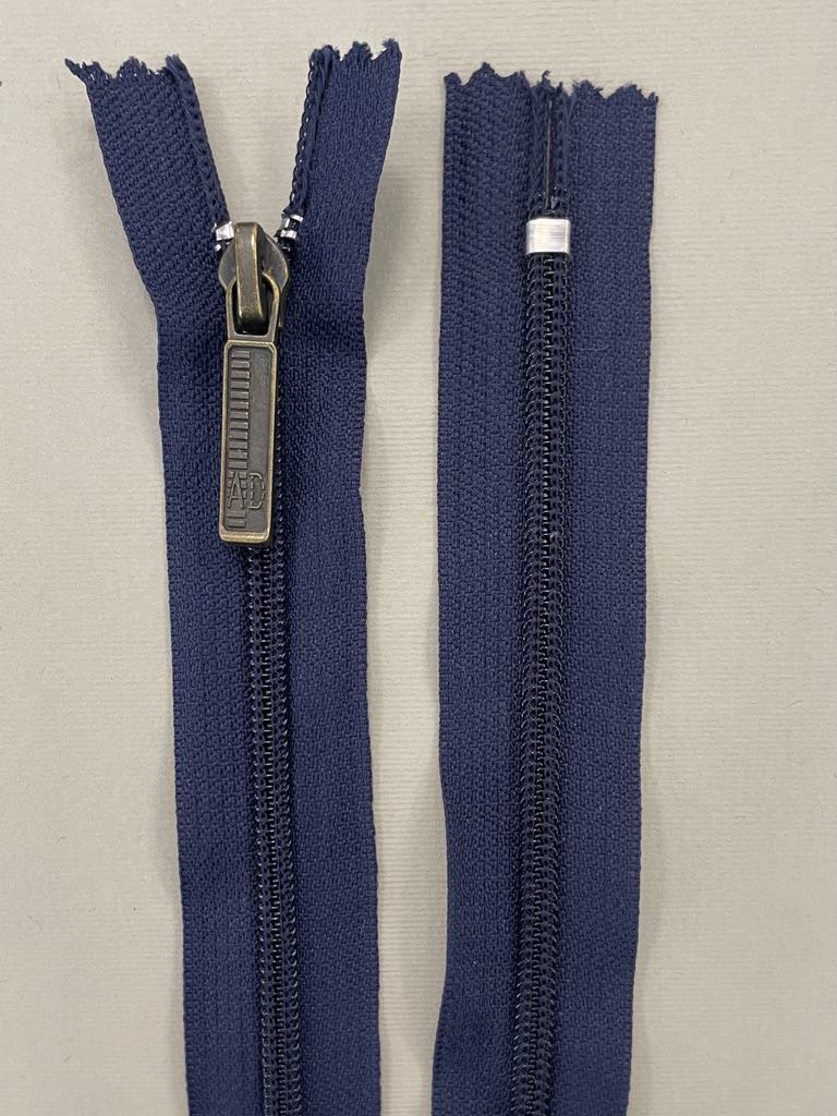 Spiralinis užtrauktukas "Tamsiai mėlynas", 16 cm Spiralinis užtrauktukas "Tamsiai mėlynas", 16 cm — siuvimo užtrauktukai | Trys Pelėdos