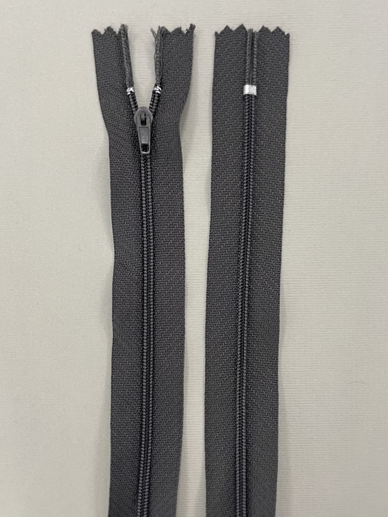 Spiralinis užtrauktukas "Tamsiai pilkas", 40 cm — siuvimo užtrauktukai | Trys Pelėdos