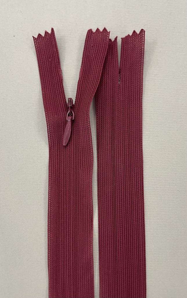 Paslėptas užtrauktukas "Bordo", 50 cm Paslėptas užtrauktukas "Bordo", 50 cm — siuvimo užtrauktukai | Trys Pelėdos