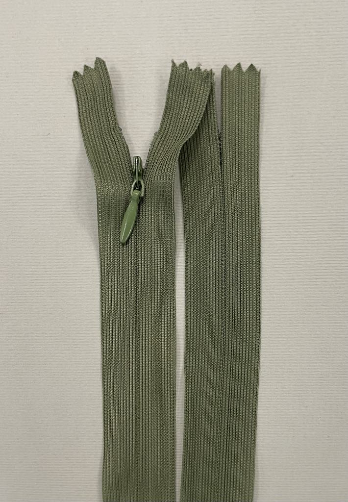 Paslėptas užtrauktukas "Chaki", 50 cm Paslėptas užtrauktukas "Chaki", 50 cm — siuvimo užtrauktukai | Trys Pelėdos