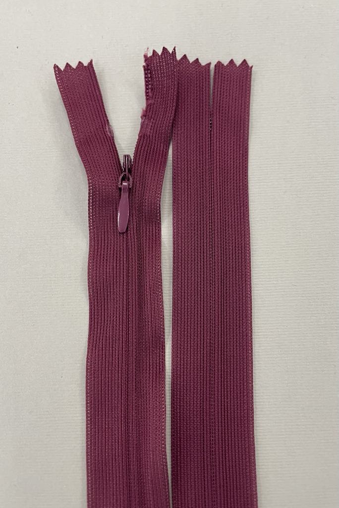 Paslėptas užtrauktukas "Gesinta bordo", 50 cm Paslėptas užtrauktukas "Gesinta bordo", 50 cm — siuvimo užtrauktukai | Trys Pelėdos