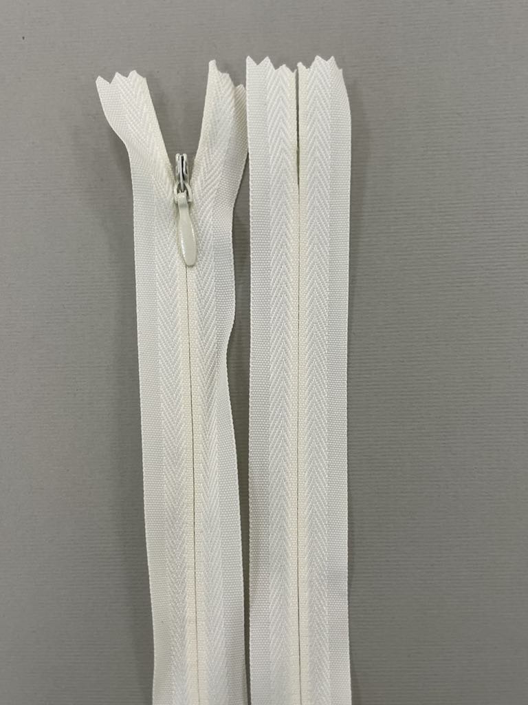 Paslėptas užtrauktukas "Pieno Baltas", 60 cm Paslėptas užtrauktukas "Pieno Baltas", 60 cm — siuvimo užtrauktukai | Trys Pelėdos