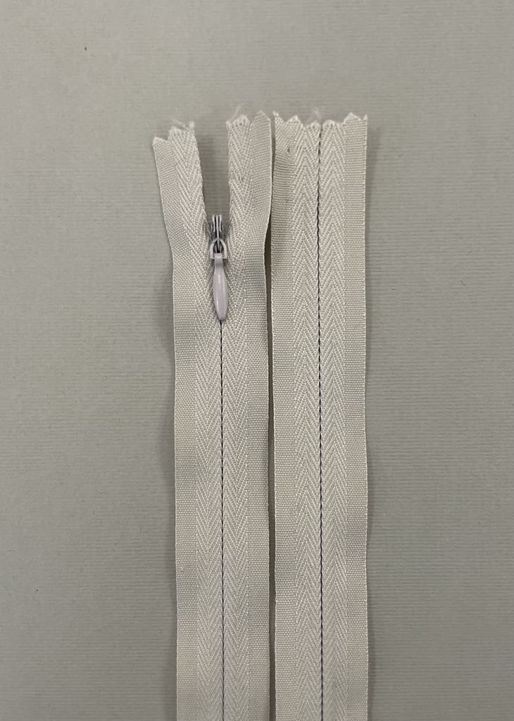 Paslėptas užtrauktukas "Smėlinė", 55 cm — siuvimo užtrauktukai | Trys Pelėdos