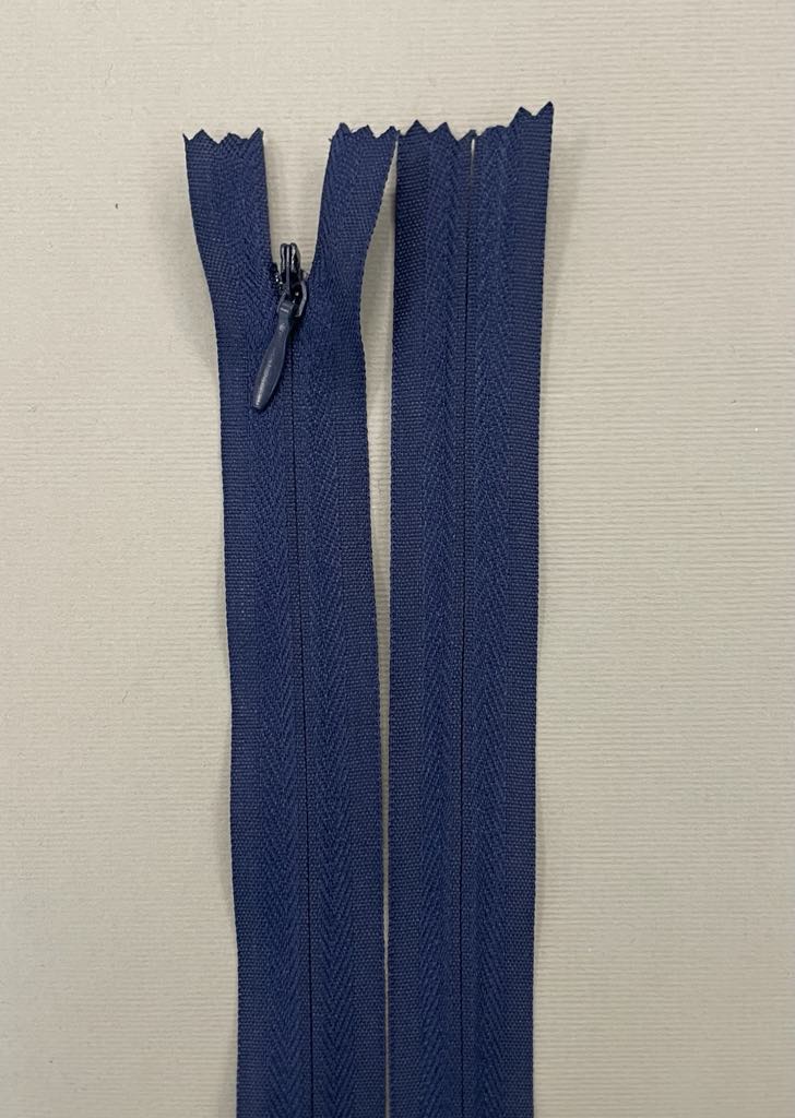 Paslėptas užtrauktukas "Tamsiai mėlyna", 60 cm Paslėptas užtrauktukas "Tamsiai mėlyna", 60 cm — siuvimo užtrauktukai | Trys Pelėdos