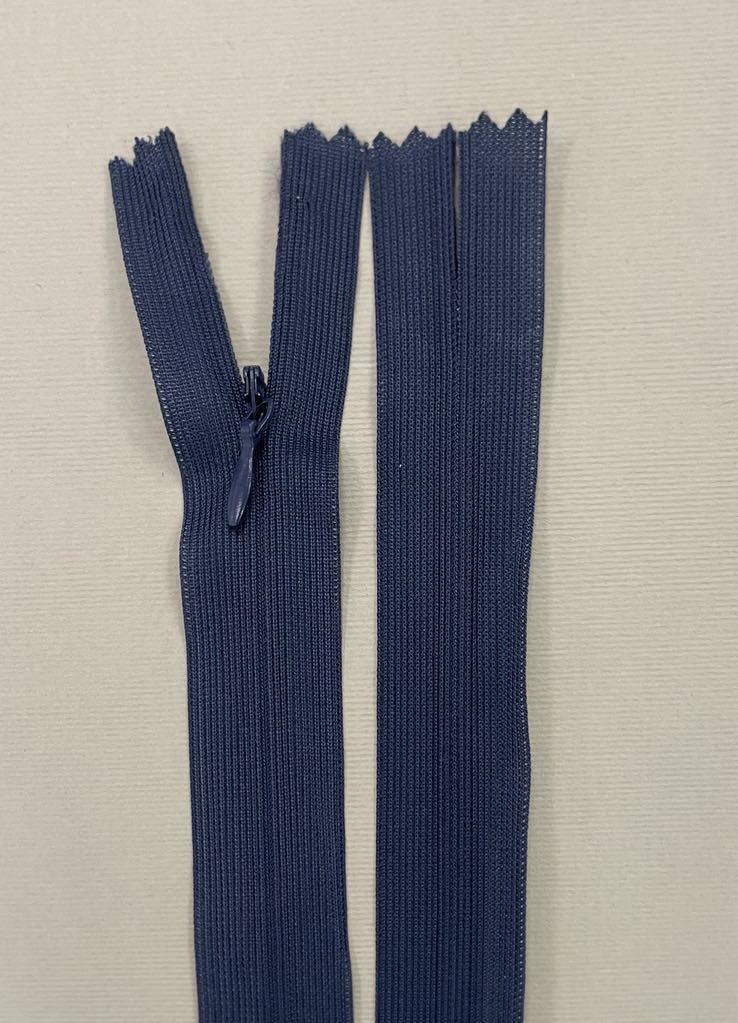 Paslėptas užtrauktukas "Tamsiai mėlynas", 50 cm Paslėptas užtrauktukas "Tamsiai mėlynas", 50 cm — siuvimo užtrauktukai | Trys Pelėdos