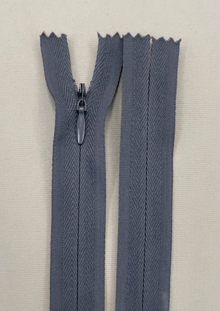 Paslėptas užtrauktukas "Tamsiai pilkas", 22 cm Paslėptas užtrauktukas "Tamsiai pilkas", 22 cm — siuvimo užtrauktukai | Trys Pelėdos