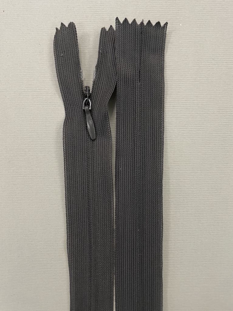 Paslėptas užtrauktukas "Tamsiai pilkas", 50 cm Paslėptas užtrauktukas "Tamsiai pilkas", 50 cm — siuvimo užtrauktukai | Trys Pelėdos