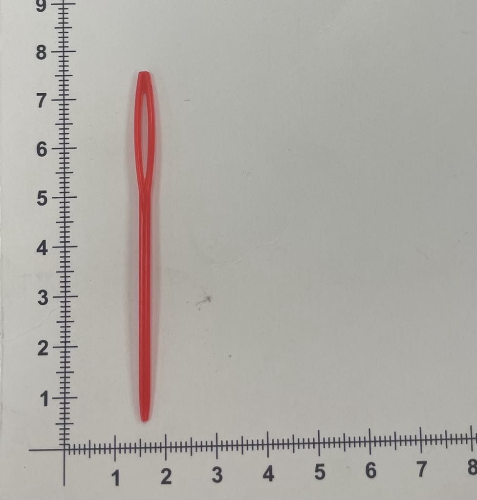 Plastikinė adata 1vnt Plastikinė adata 1vnt — siuvimo adatos | Trys Pelėdos