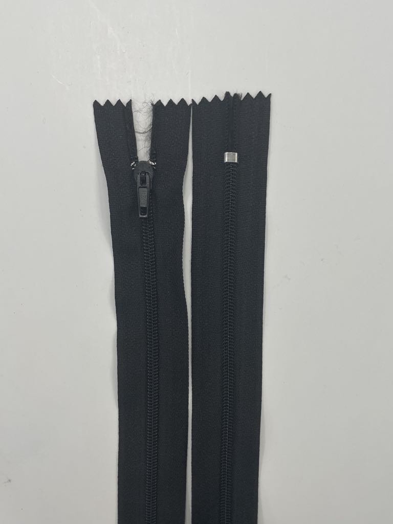 Spiralinis fiksuojamas užtrauktukas "Juodas", 18 cm Spiralinis fiksuojamas užtrauktukas "Juodas", 18 cm — siuvimo užtrauktukai | Trys Pelėdos