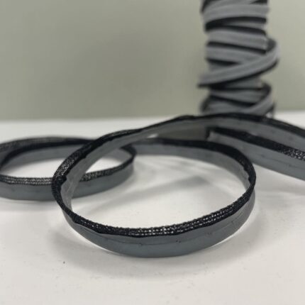 Šviesą atspindinti įkantavimo juostelė, pilka/juoda 10 mm — siuvimo juostelė | Trys Pelėdos