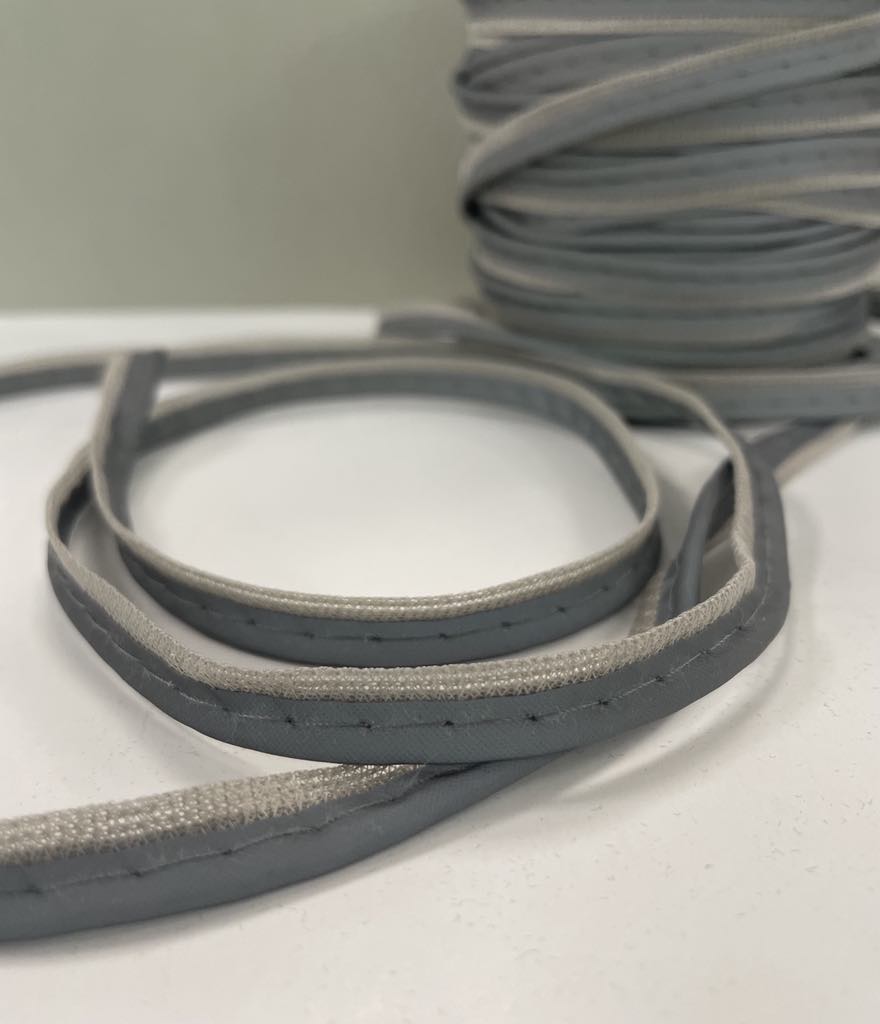 Šviesą atspindinti įkantavimo juostelė, pilka/pilka 10 mm — siuvimo juostelė | Trys Pelėdos