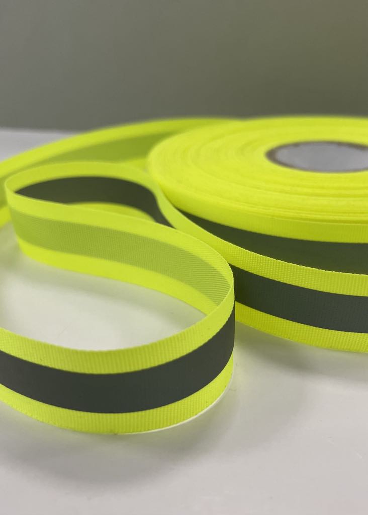 Šviesą atspindinti juostelė, salotinė 20 mm Šviesą atspindinti juostelė, salotinė 20 mm — siuvimo juostelė | Trys Pelėdos