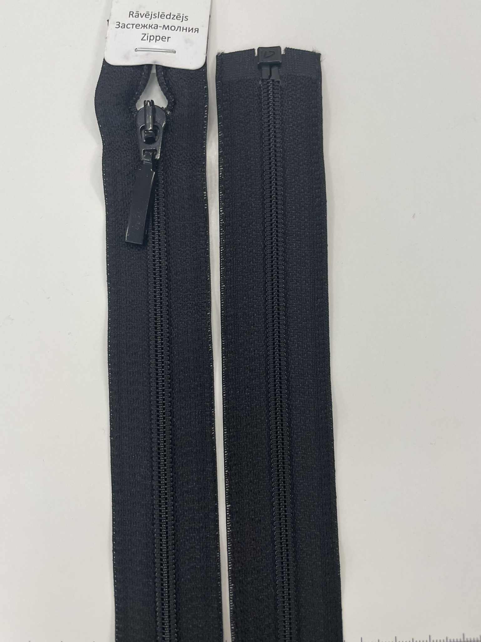 Spiralinis išsegamas užtrauktukas Juodas, 45 cm Spiralinis išsegamas užtrauktukas Juodas, 45 cm — siuvimo užtrauktukai | Trys Pelėdos