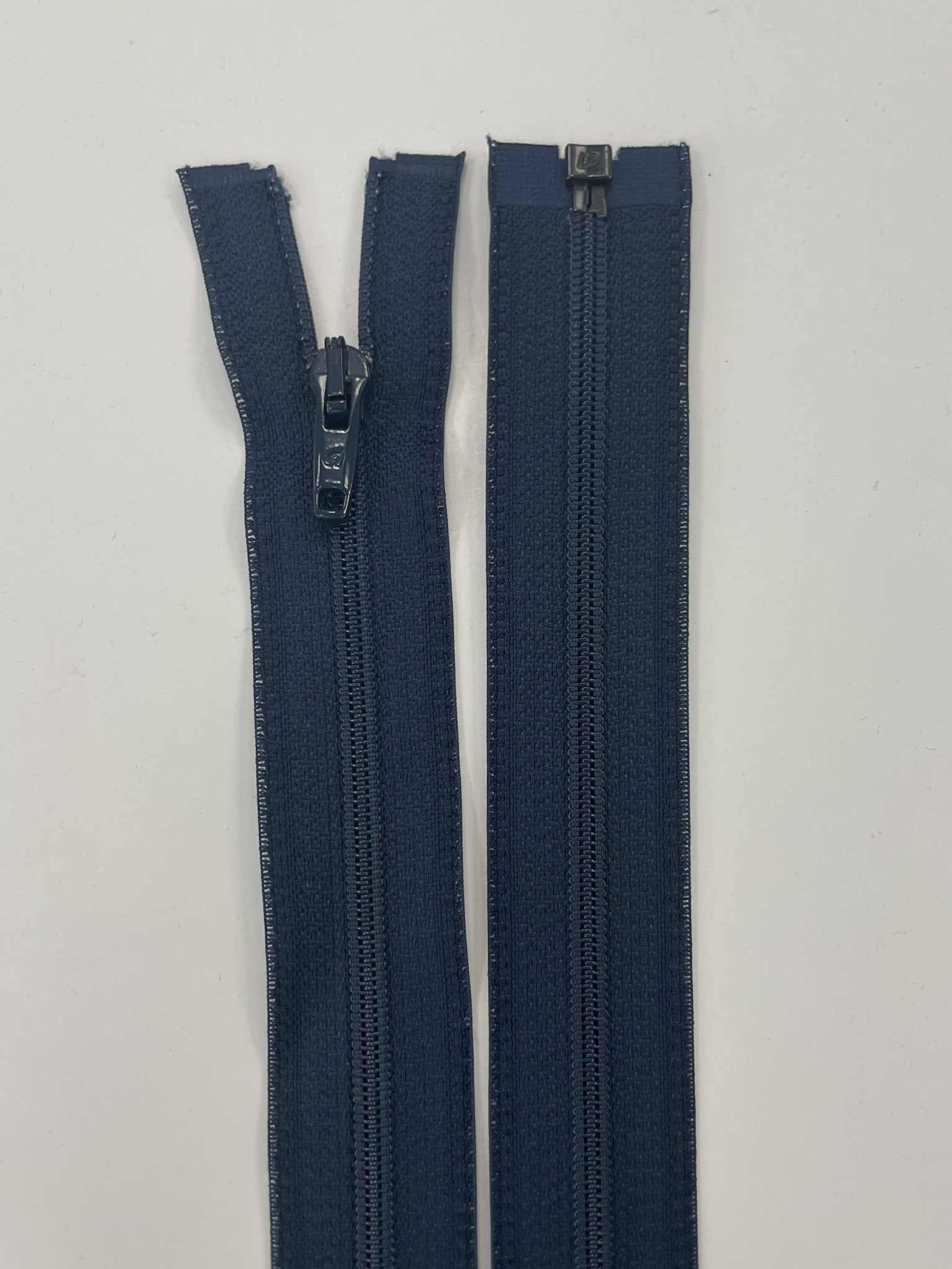 Spiralinis išsegamas užtrauktukas "Tamsus mėlynas", 40 cm Spiralinis išsegamas užtrauktukas "Tamsus mėlynas", 40 cm — siuvimo užtrauktukai | Trys Pelėdos