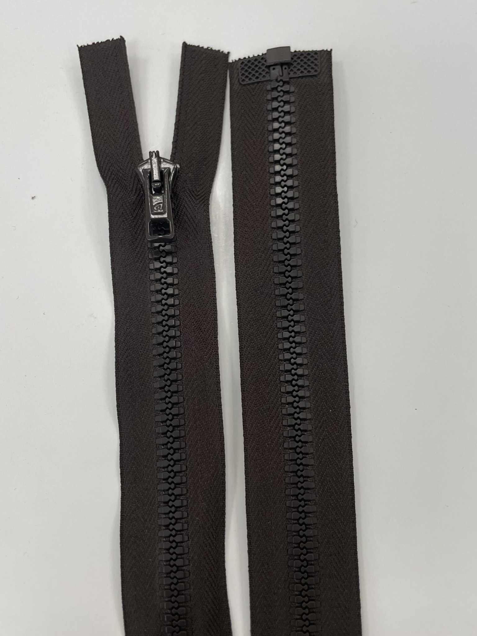 Užtrauktukas Tamsiai rudas, 80 cm Užtrauktukas Tamsiai rudas, 80 cm — siuvimo užtrauktukai | Trys Pelėdos