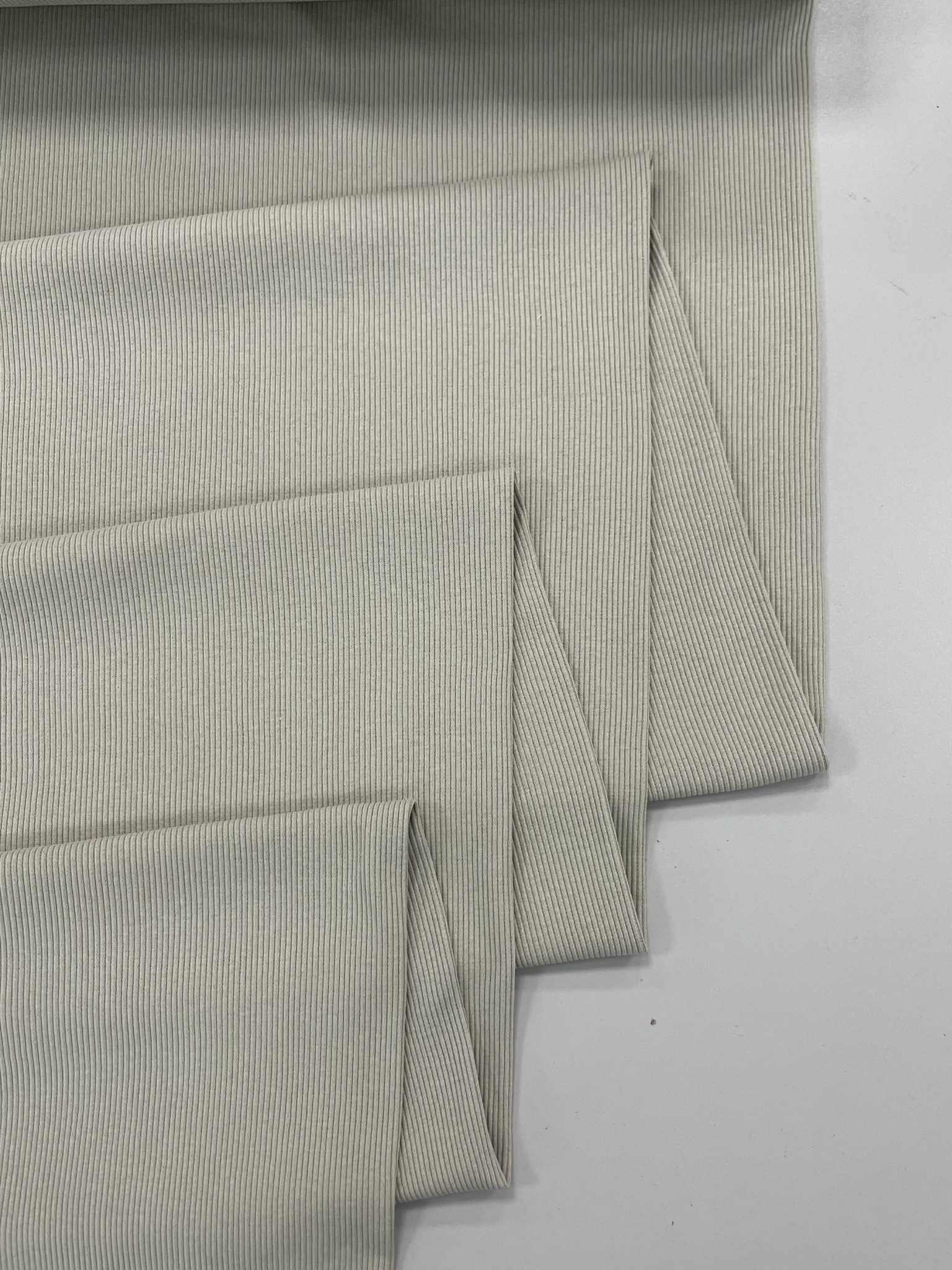 Vidutinio storumo rib trikotažas Smėlinė Vidutinio storumo rib trikotažas Smėlinė