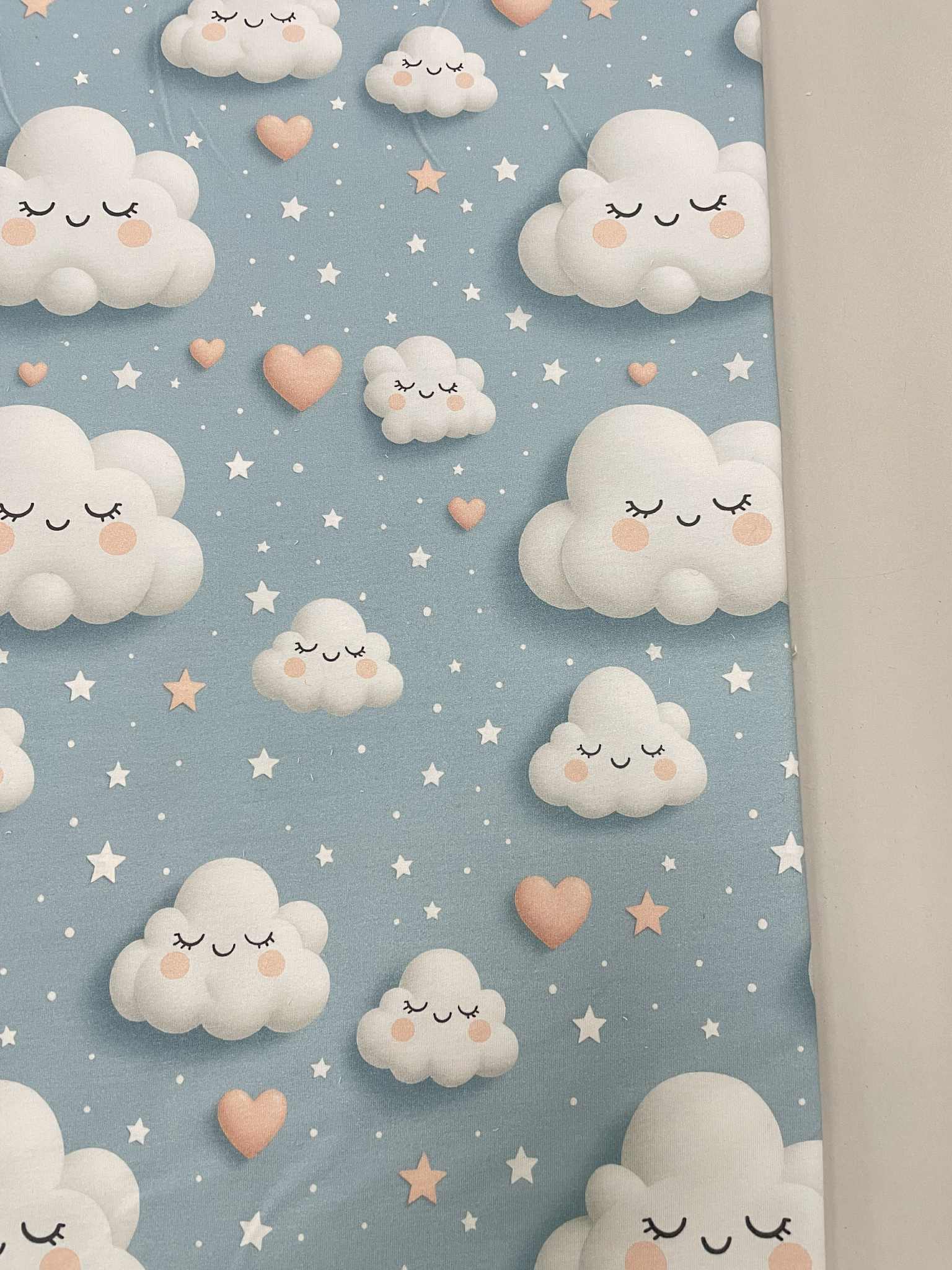 Kilpinis, skaitmeninės spaudos trikotažas Debesėliai žydrame fone Kilpinis, skaitmeninės spaudos trikotažas Debesėliai žydrame fone