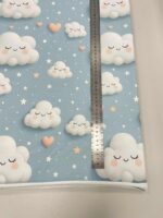 Kilpinis, skaitmeninės spaudos trikotažas Debesėliai žydrame fone