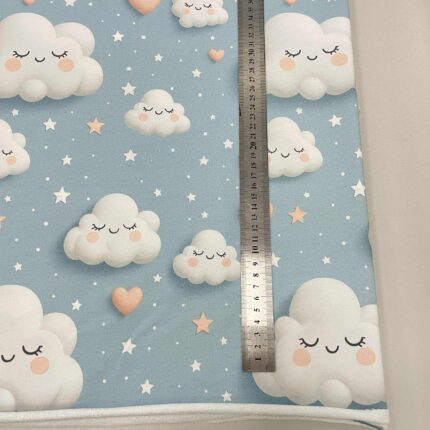 Kilpinis, skaitmeninės spaudos trikotažas Debesėliai žydrame fone