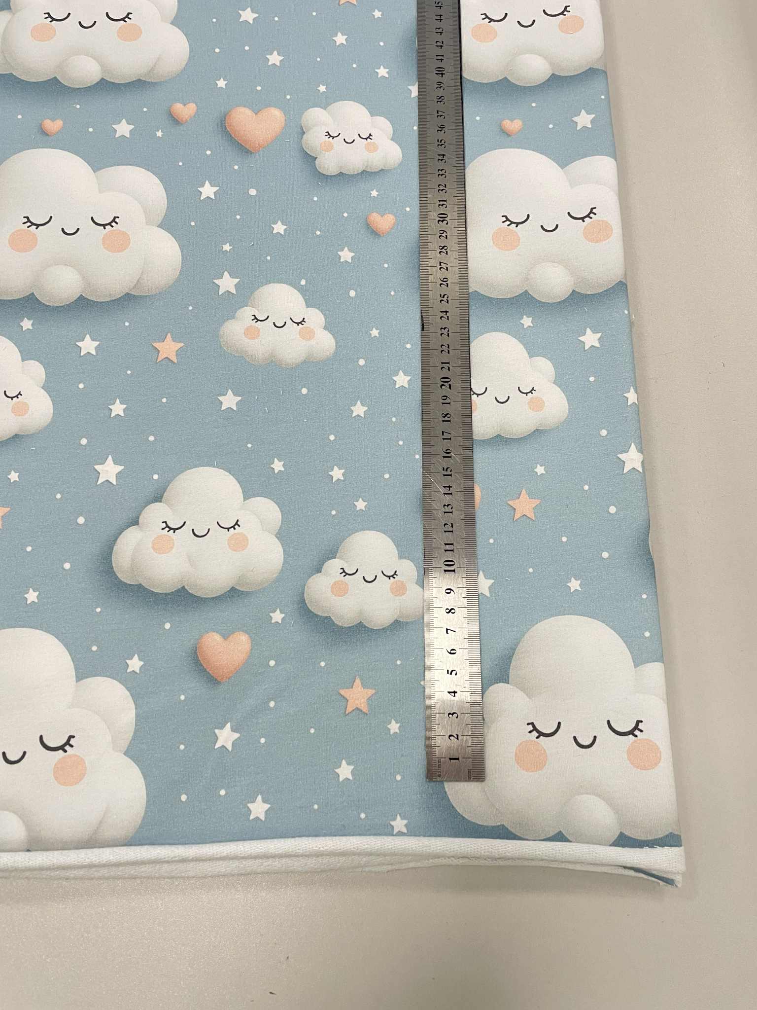 Kilpinis, skaitmeninės spaudos trikotažas Debesėliai žydrame fone Kilpinis, skaitmeninės spaudos trikotažas Debesėliai žydrame fone