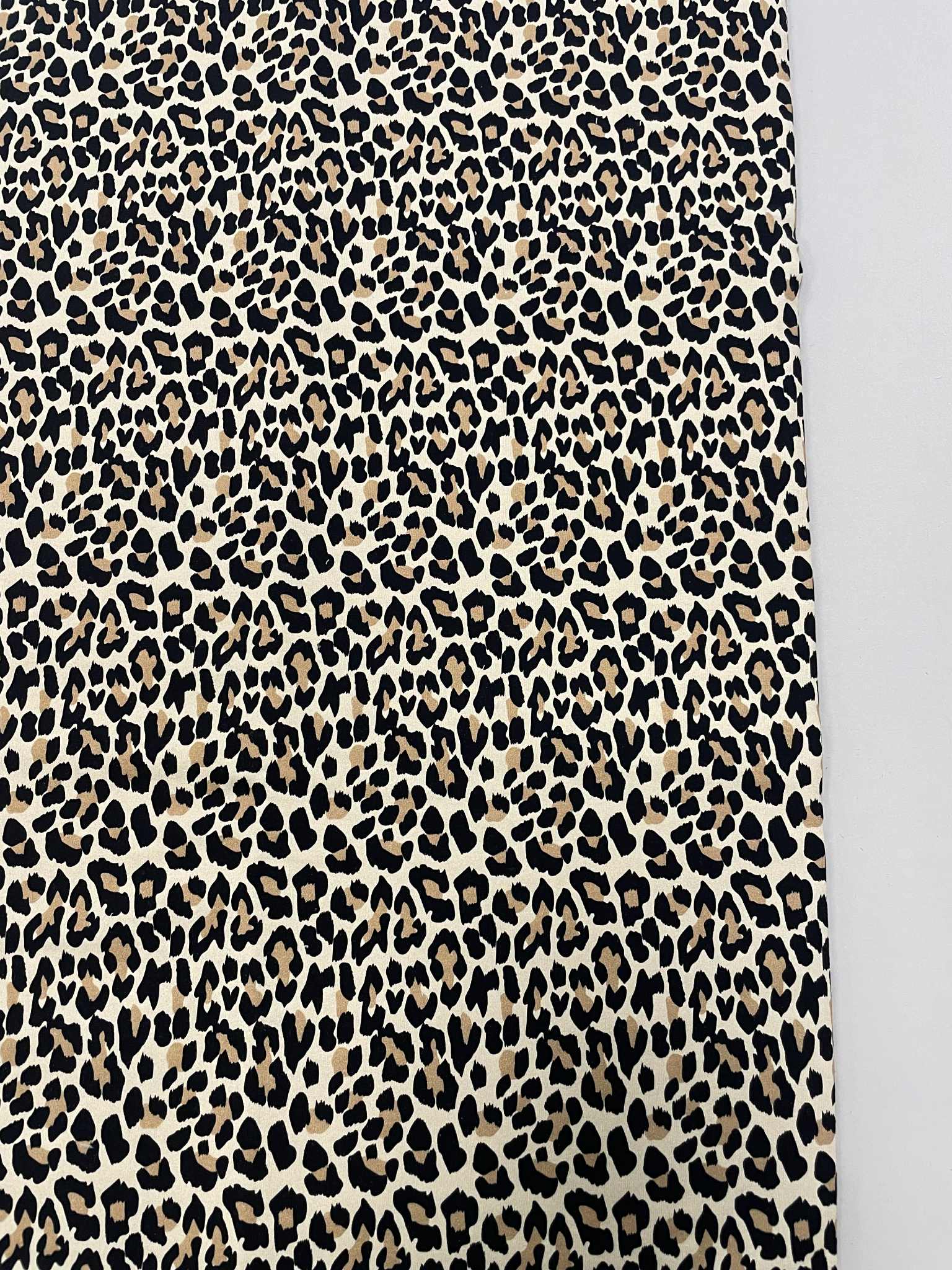 Kilpinis, skaitmeninės spaudos trikotažas Leopardinis Kilpinis, skaitmeninės spaudos trikotažas Leopardinis — trikotažas | Trys Pelėdos