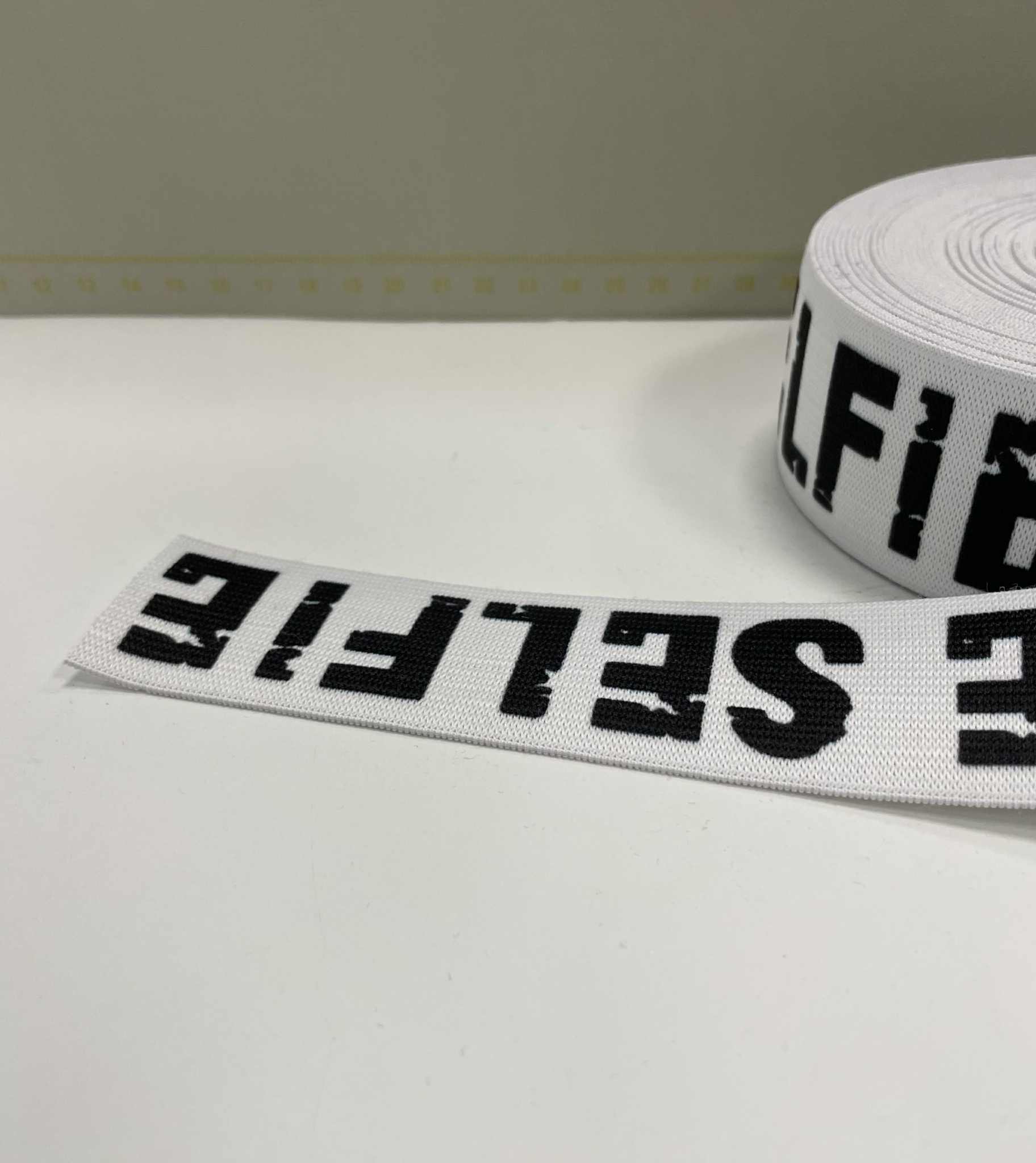 Dekoratyvinė guma 38 mm, Balta "Selfie" Dekoratyvinė guma 38 mm, Balta "Selfie" — trikotažas | Trys Pelėdos
