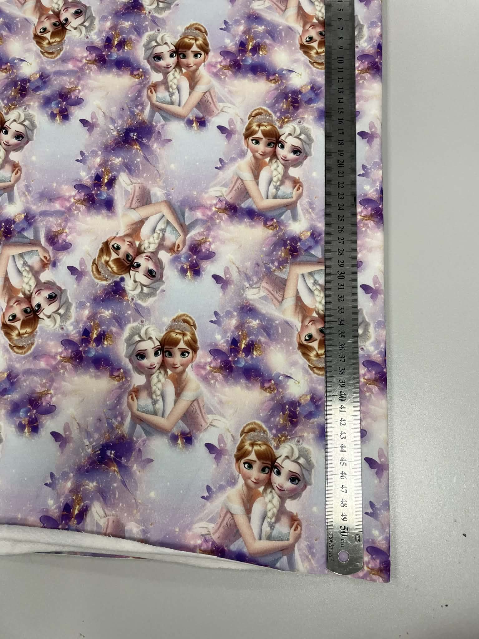 Kilpinis, skaitmeninės spaudos trikotažas Ana ir Elza alyviniam fone (2 nuotr.) — trikotažas | Trys Pelėdos