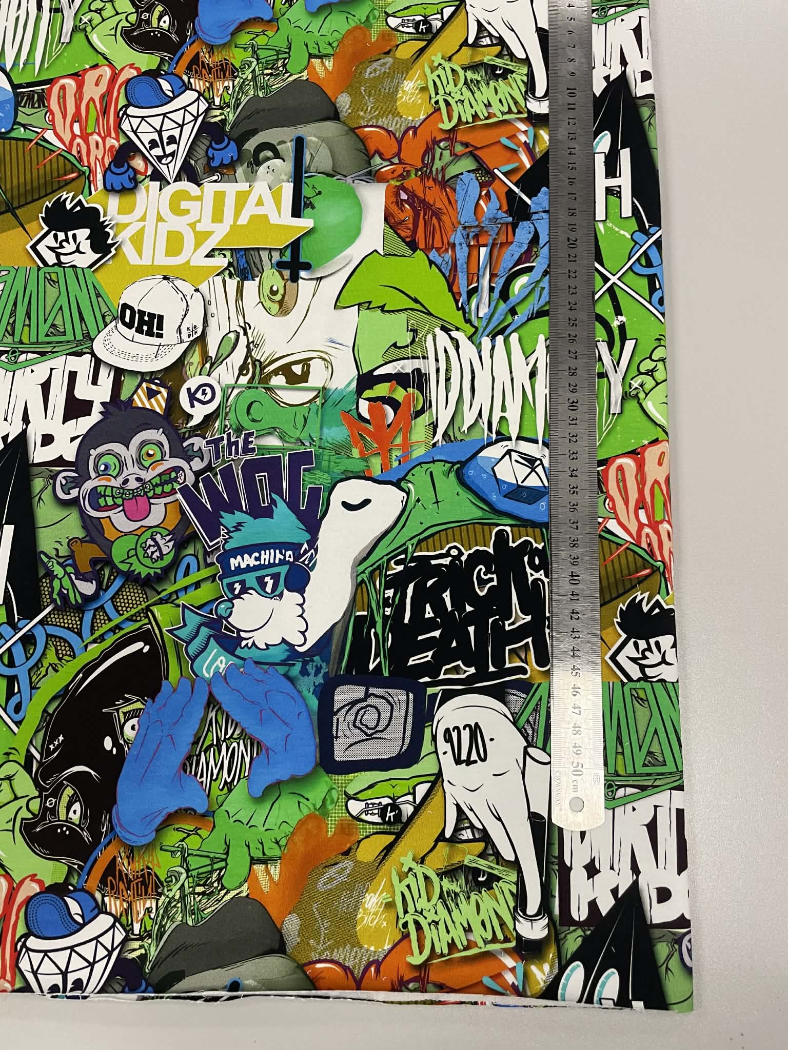 Kilpinis, skaitmeninės spaudos trikotažas Spalvotas grafiti (2 nuotr.) — trikotažas | Trys Pelėdos